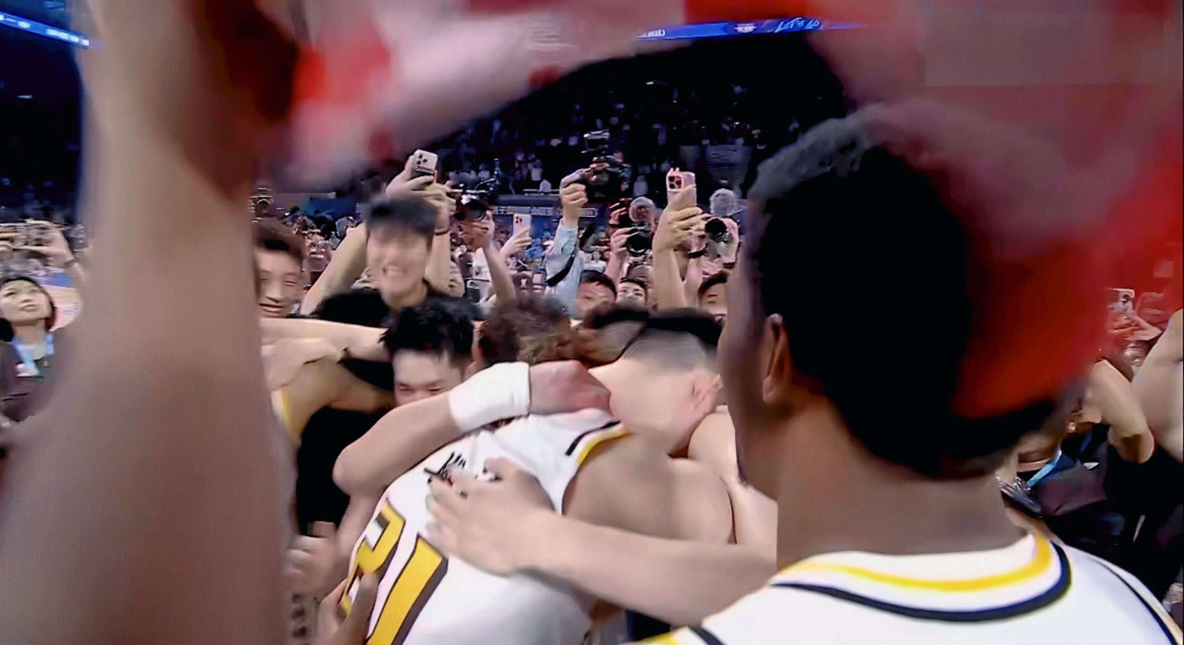 华体会登陆-篮球大赛中两队交锋，争夺胜利，全力以赴