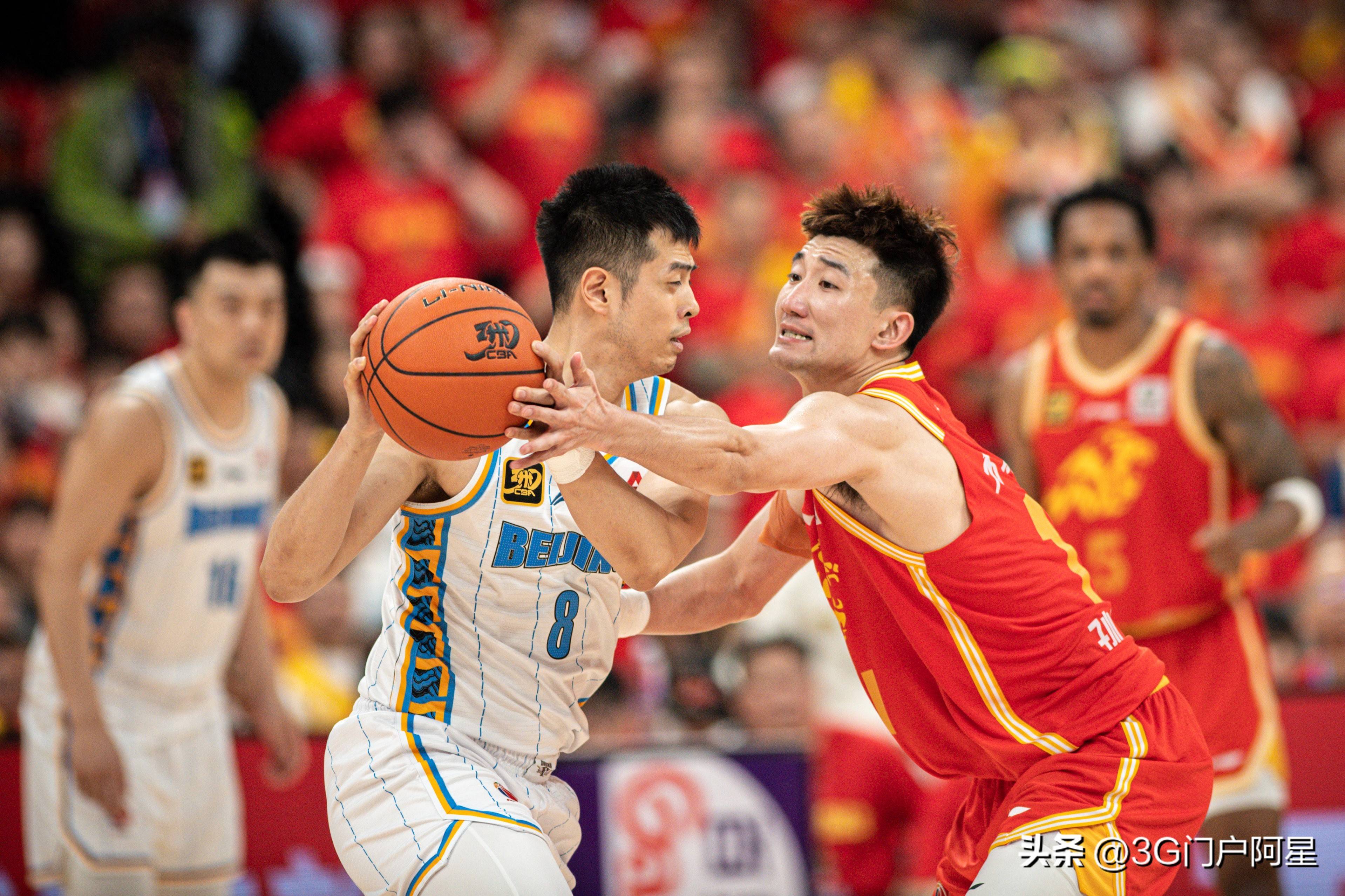 篮球大赛中两队交锋,争夺胜利,全力以赴 篮球大赛中两队交锋,争夺胜利,全力以赴